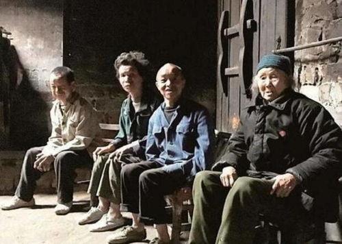 抄家后反派老太带飞全家,反派老太带飞全家，逆袭之路惊心动魄